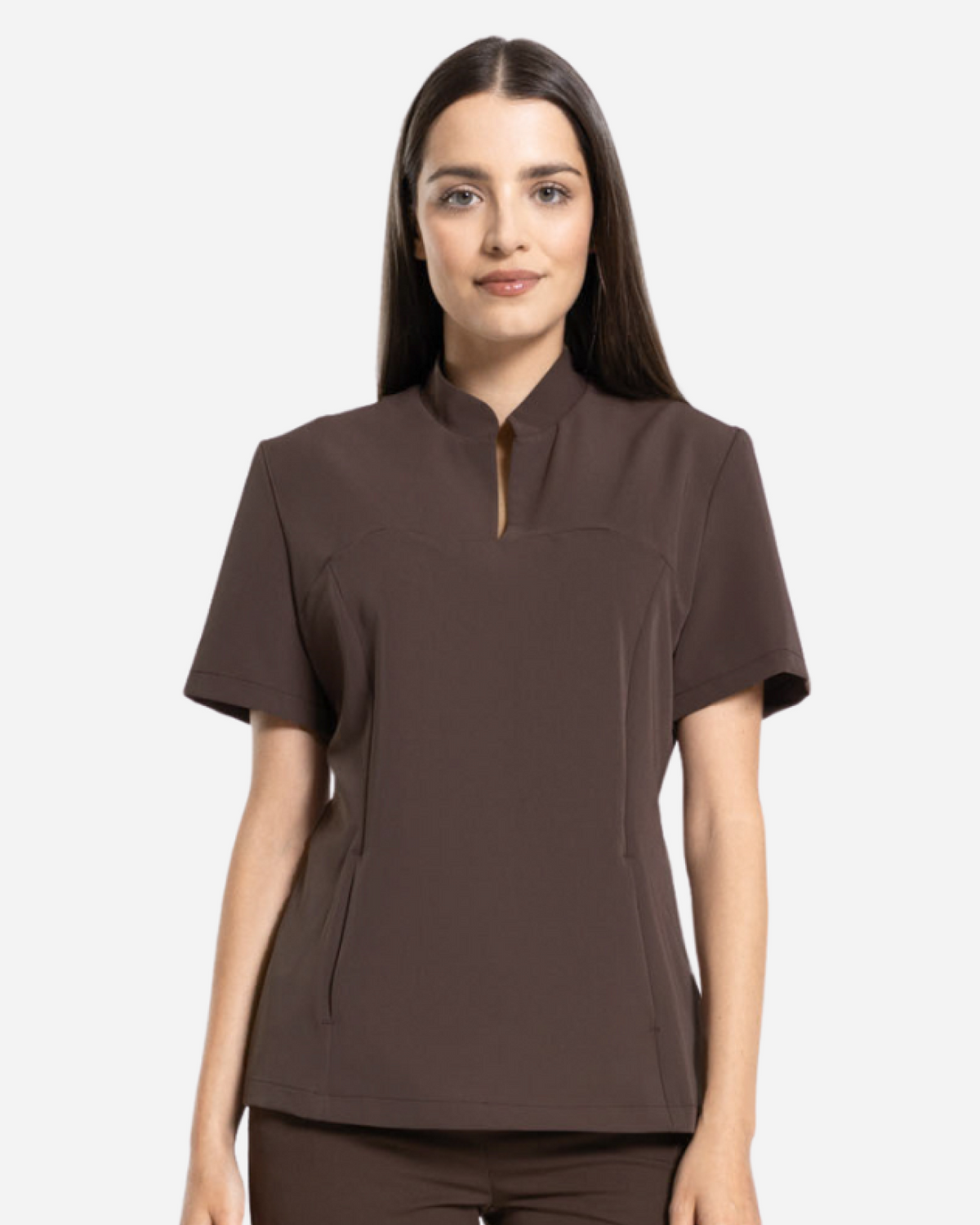 Kobieta w eleganckiej bluzie medycznej ze stójką Carrie w kolorze Choco